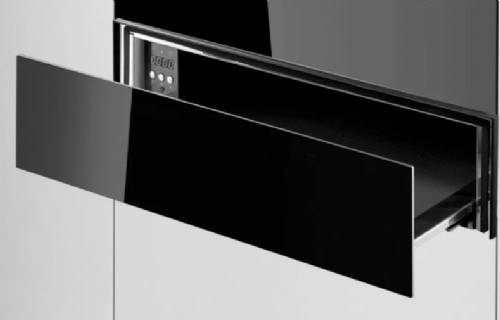 Sistema ad aria calda con termostato e ventilatore che  diffonde in modo ottimale il calore nel cassetto    Il fondo del cassetto è dotato di un rivestimento antiscivolo che  impedisce alle stoviglie di muoversi quando il cassetto viene aperto  o chiuso.